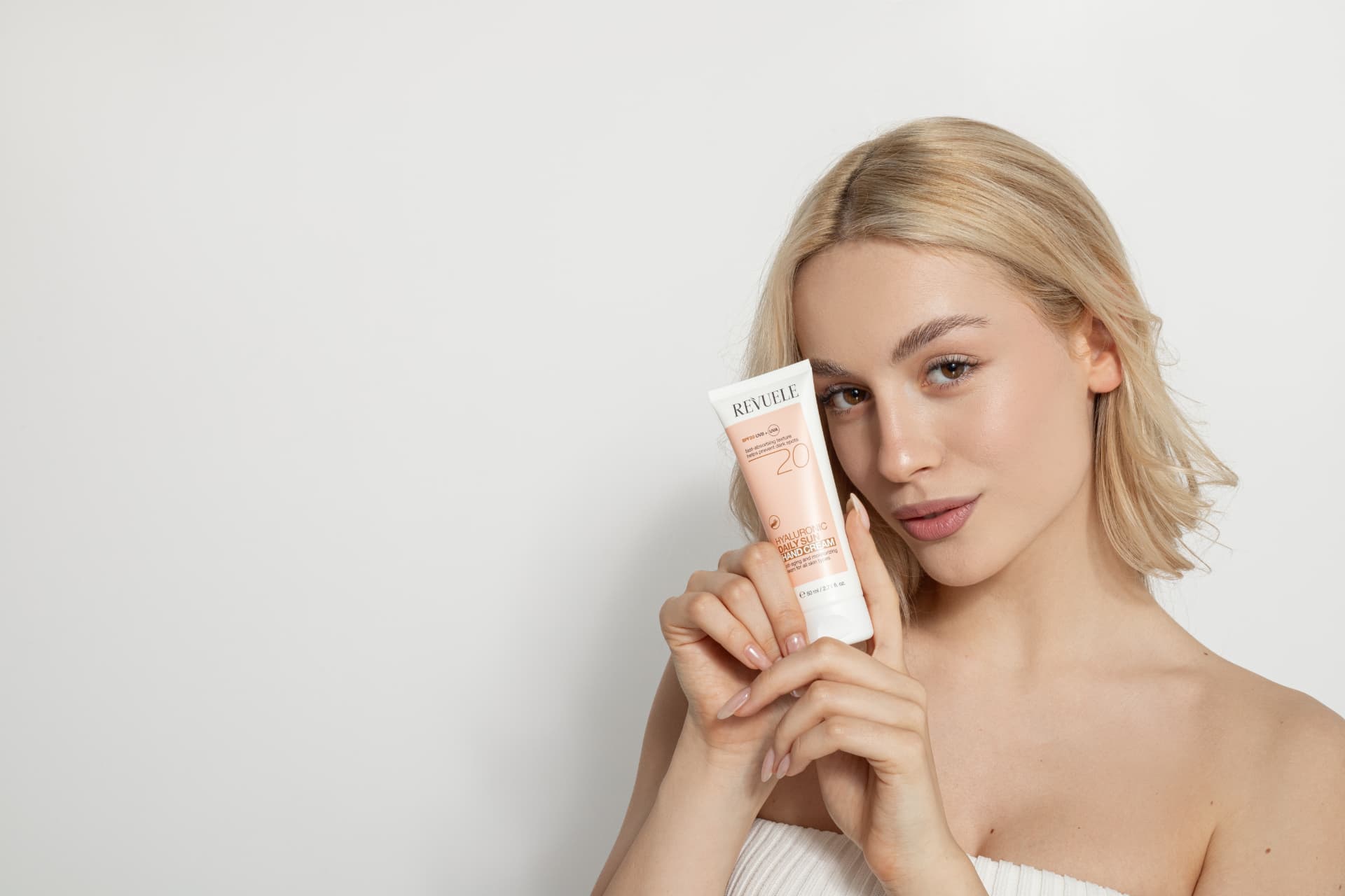 DAILY SUN HAND CREAMS SPF 20 Hyaluronic Daily Sun Hand Cream SPF 20 — packshot in use