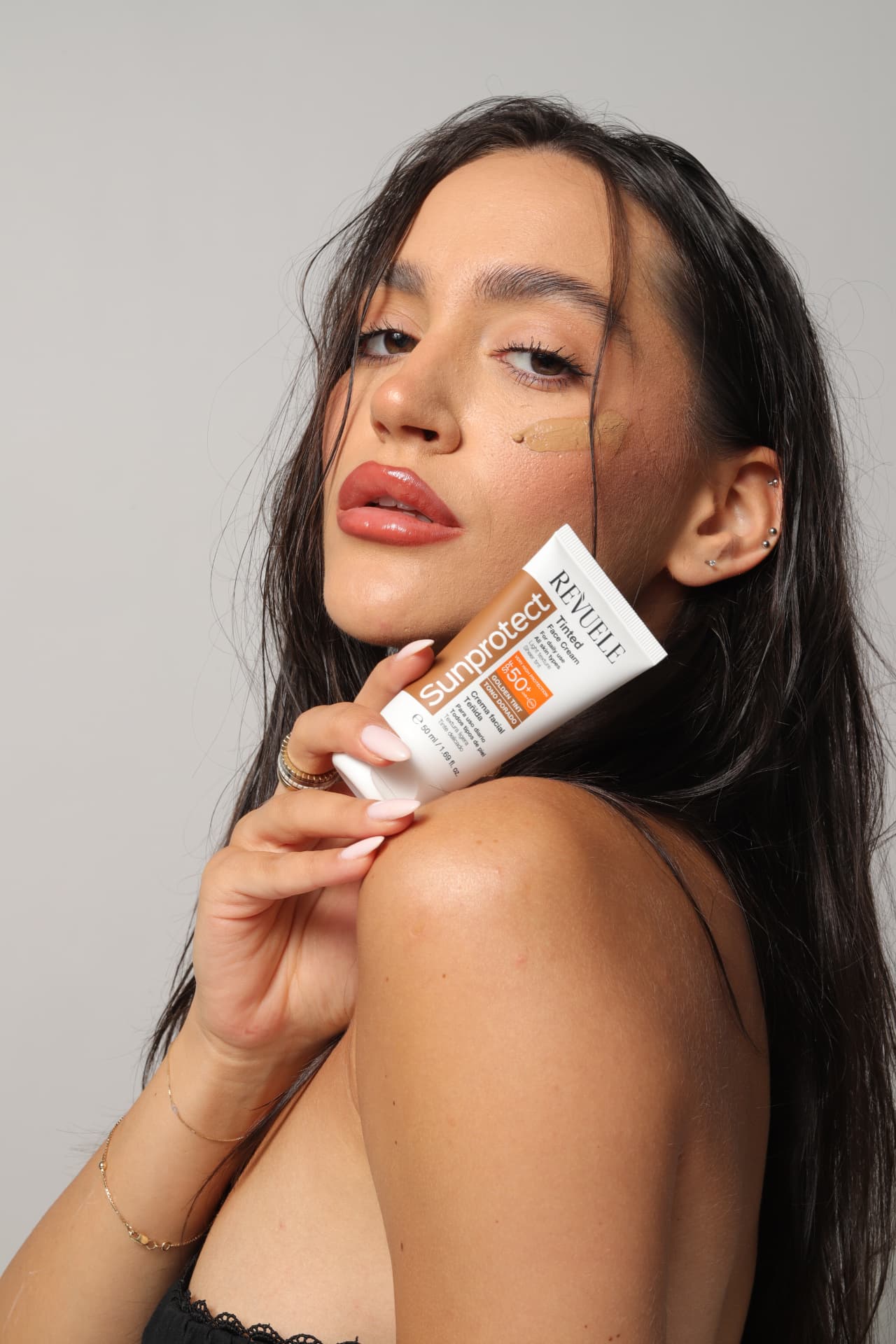 SUNPROTECT / TINTED Face Cream Golden Tint, SPF 50+ — packshot in use