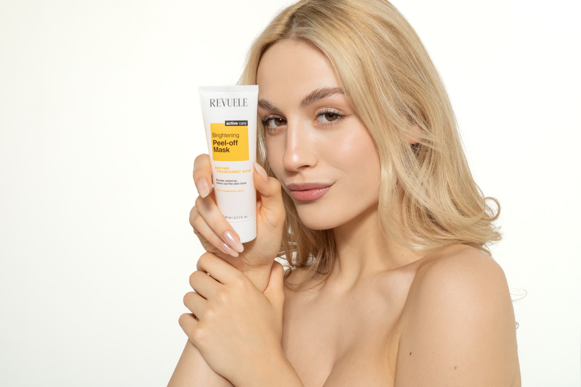ACTIVE CARE PEEL-OFF MASKS Brightening — packshot in use