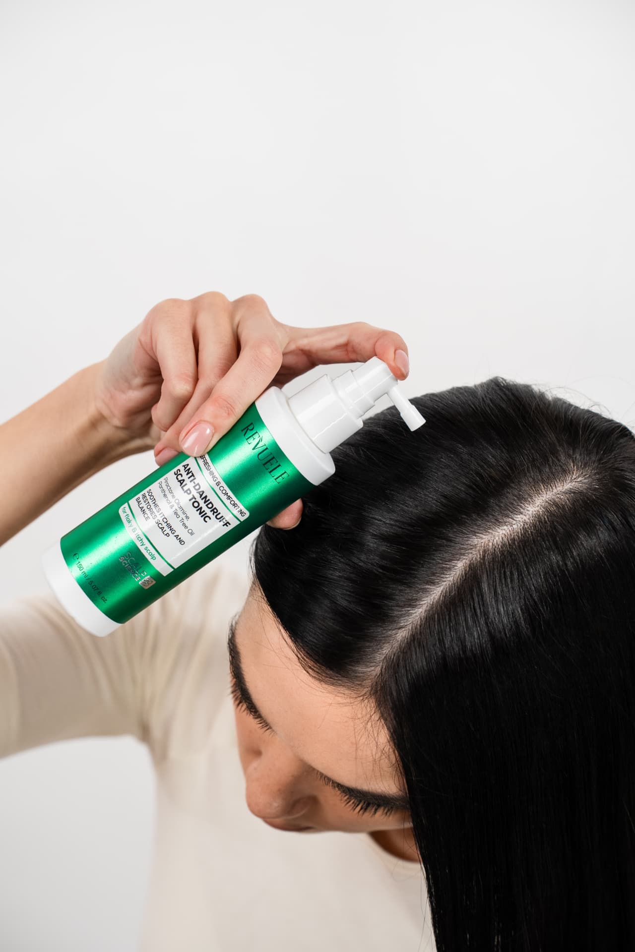 ANTI-DANDRUFF HAIR LINE Scalp Tonic — packshot in use