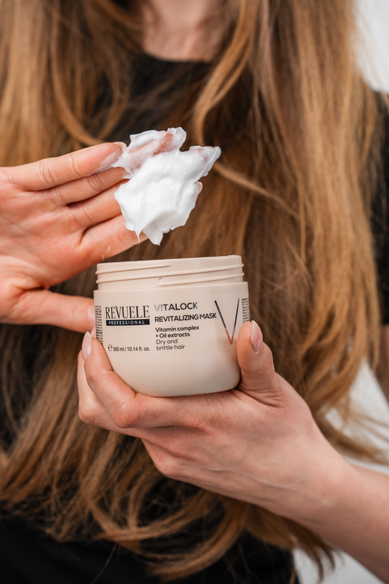 PROFESSIONAL VITALOCK Revitalizing Mask — packshot in use