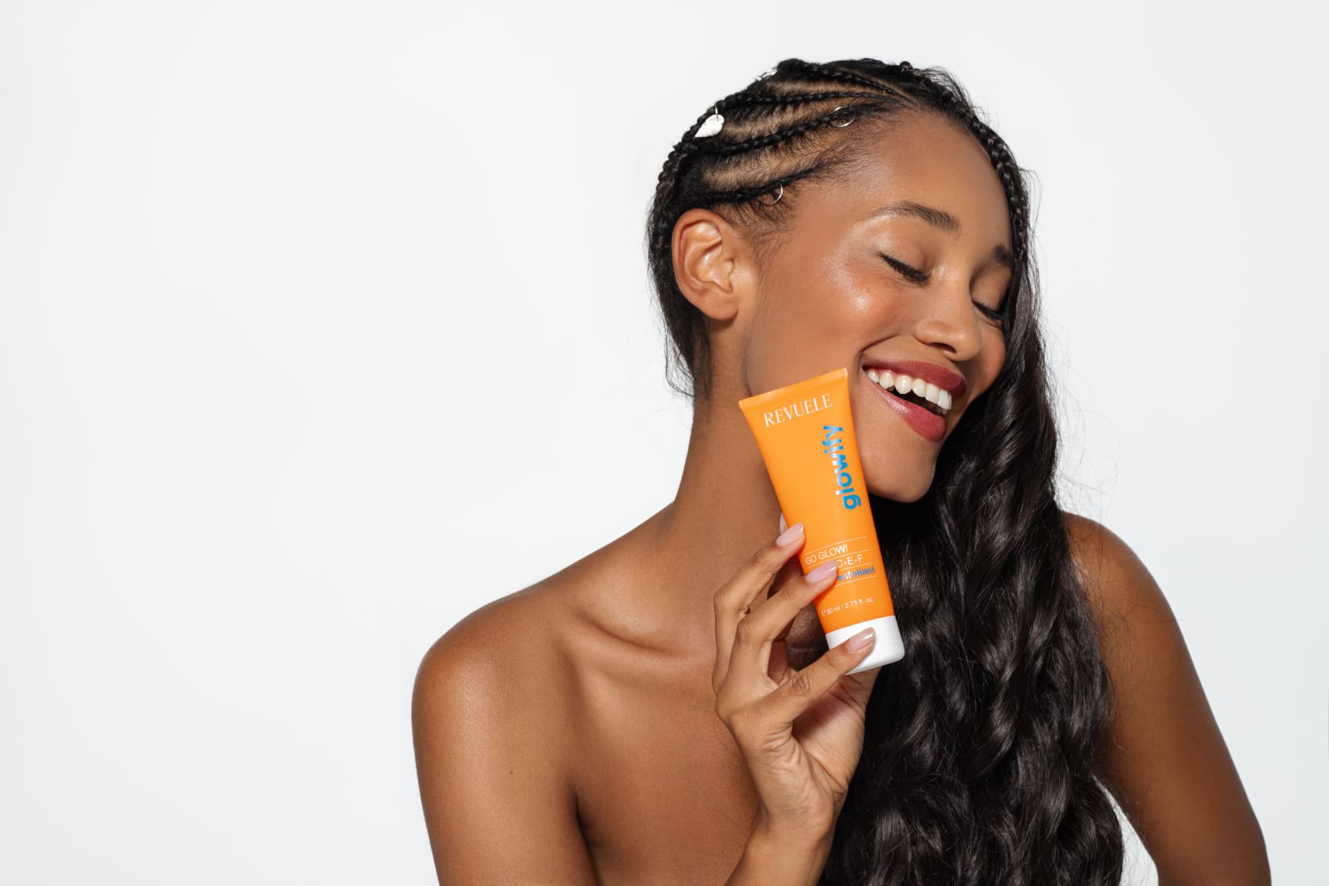 GO GLOW! GO GLOW! Gentle Exfoliant Vitamin C+ E+ F — packshot in use