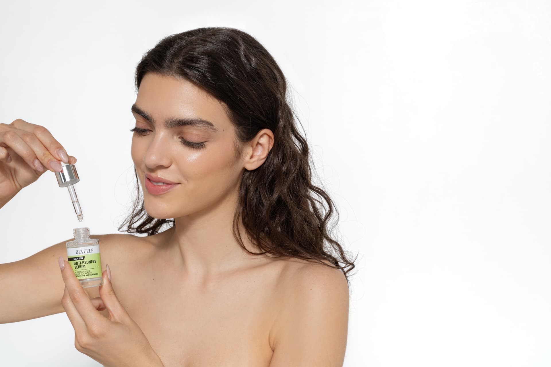 ANTI-REDNESS Serum — packshot in use