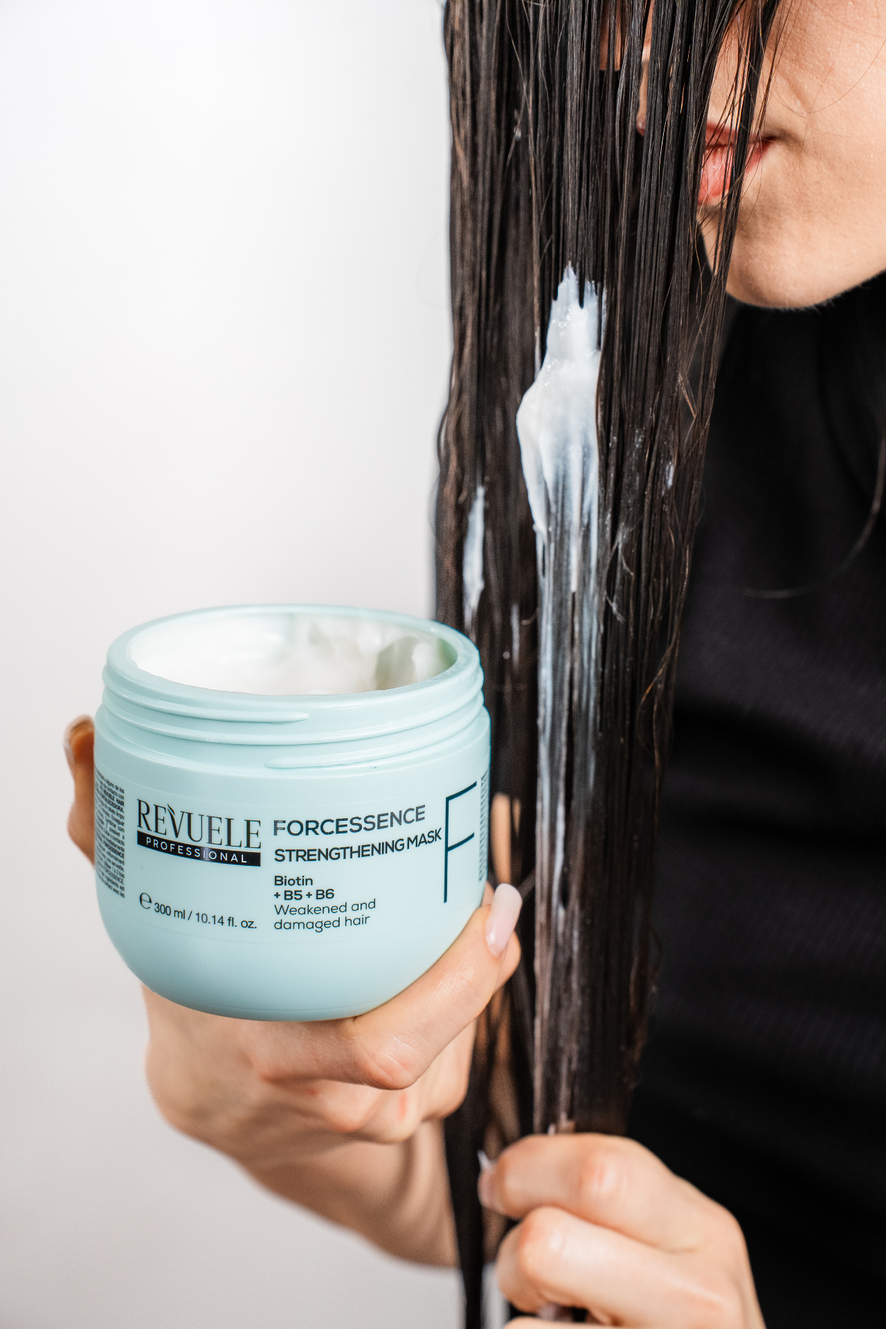 PROFESSIONAL FORCESSENCE Strengthening Mask — packshot in use