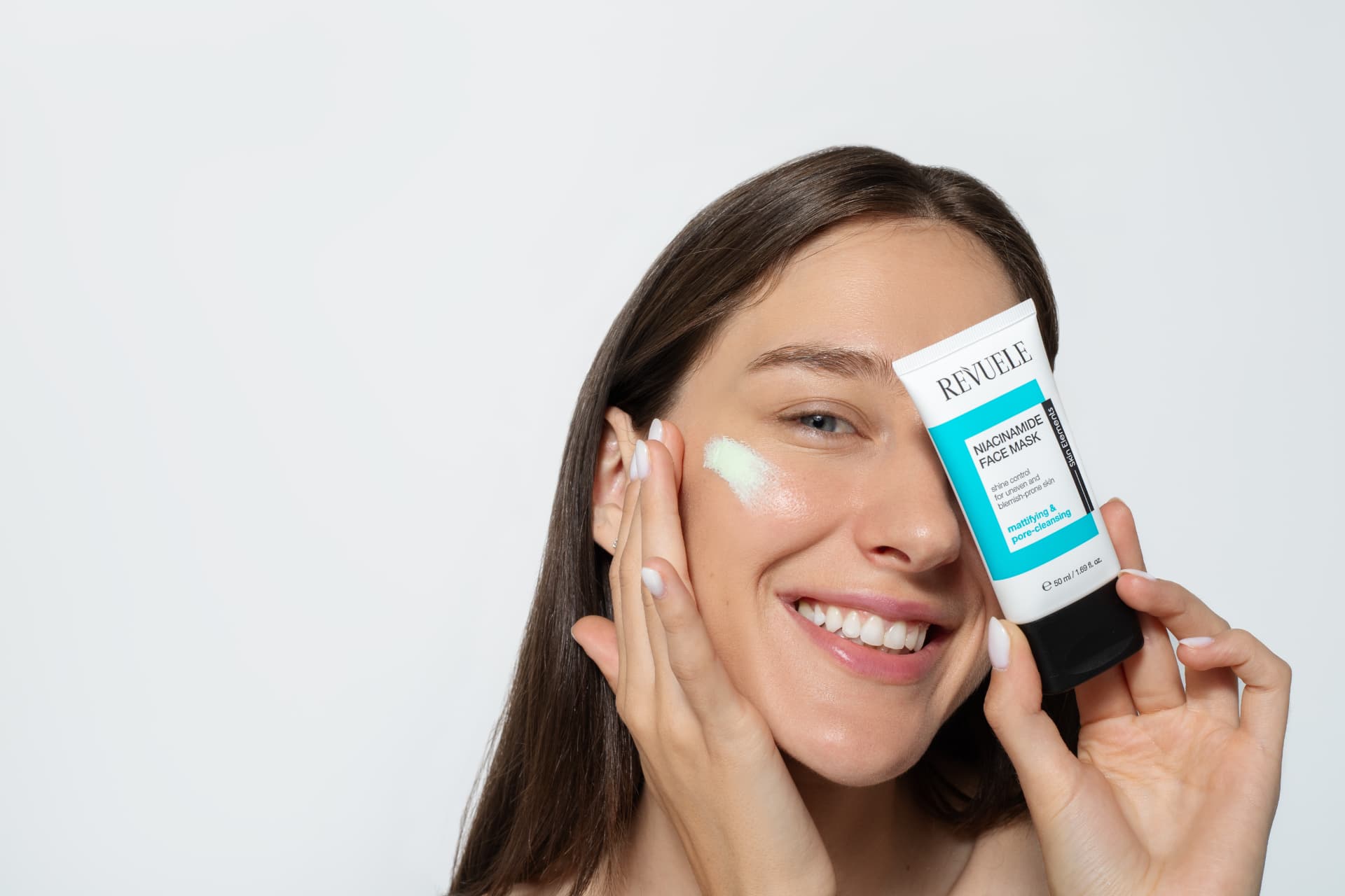 NIACINAMIDE Face Mask — packshot in use