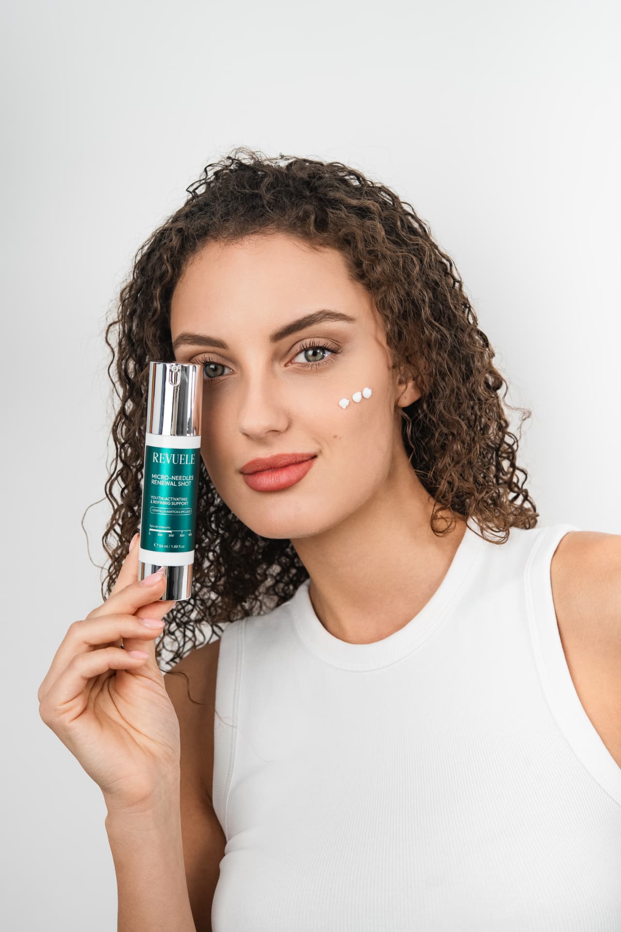 MICRO-NEEDLES RENEWAL Micro-Needles Renewal Shot — packshot in use