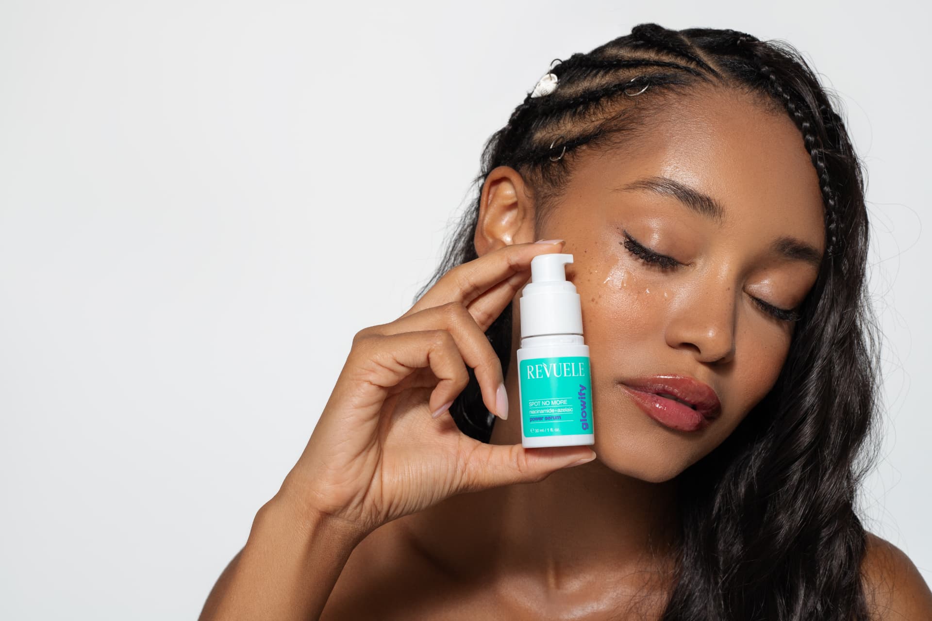 POWER SERUMS Spot No More Power Serum Niacinamide + Azelaic — packshot in use
