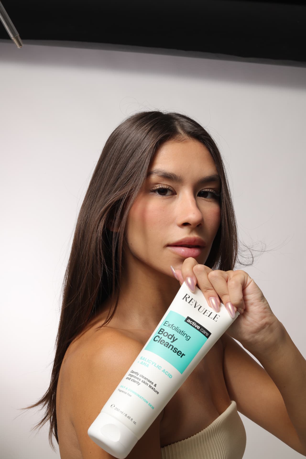 BODY CLEANSERS Exfoliating — packshot in use