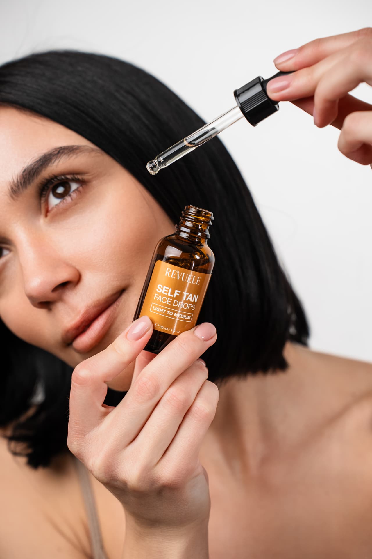 SELF TAN FACE DROPS Face Drops Light to Medium — packshot in use
