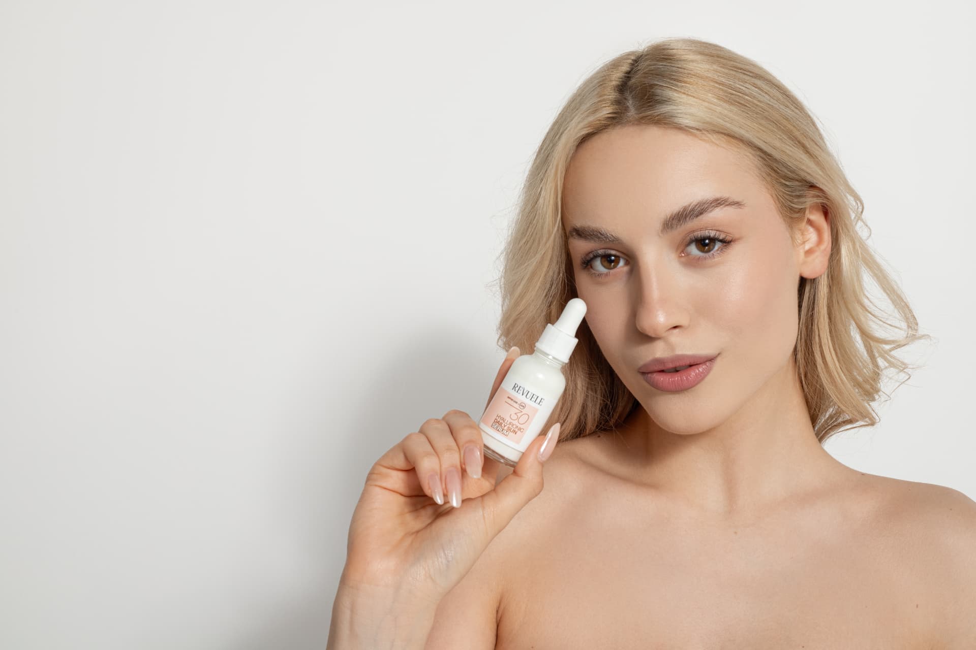 DAILY SUN Hyaluronic Daily Sun Serum SPF 30 — packshot in use