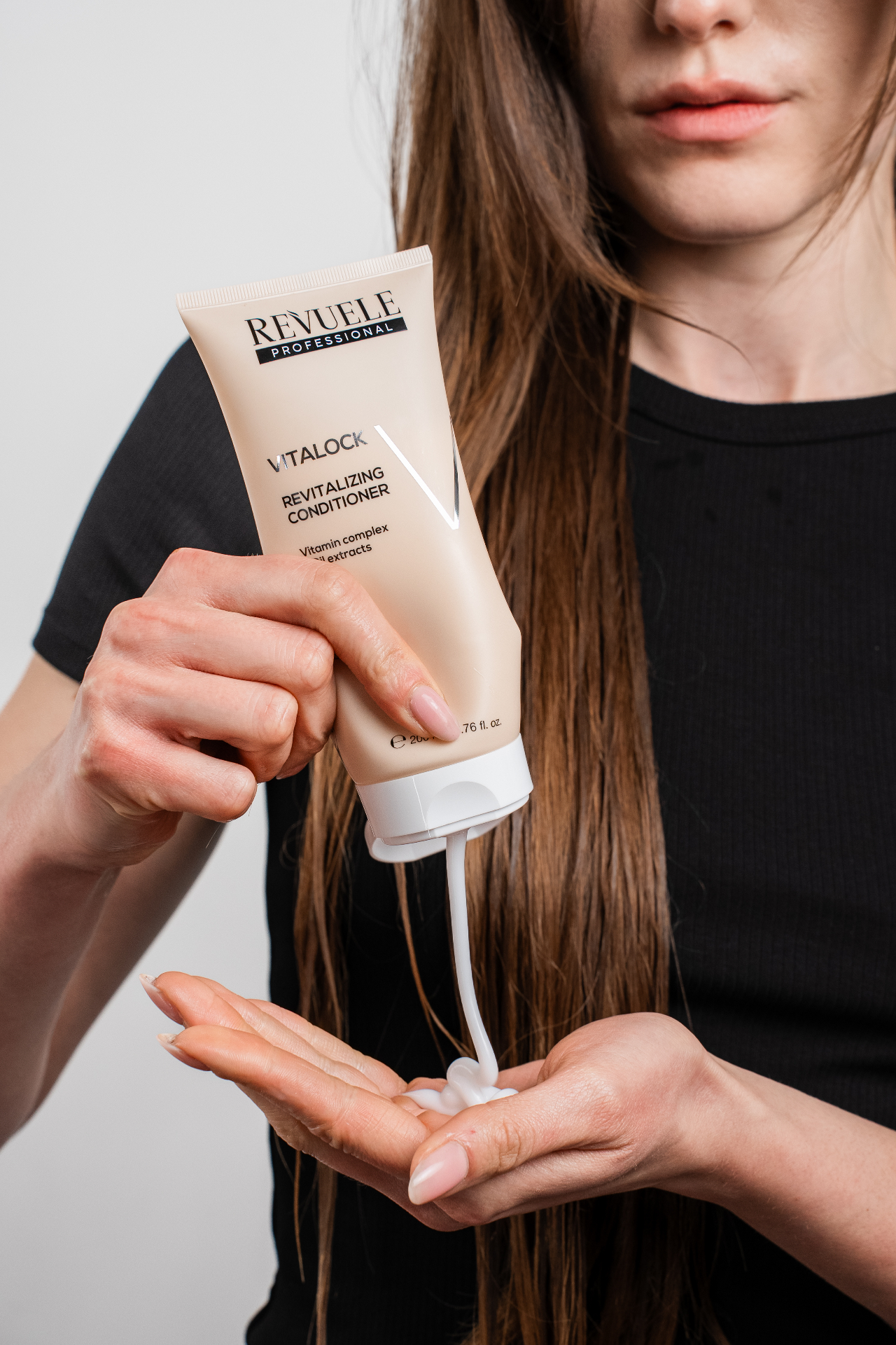 PROFESSIONAL VITALOCK Revitalizing Conditioner — packshot in use