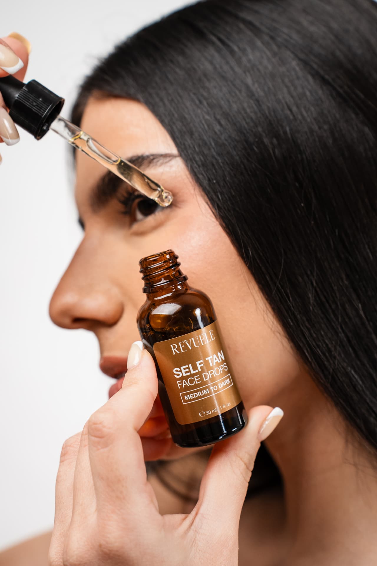 SELF TAN FACE DROPS Face Drops Medium to Dark — packshot in use