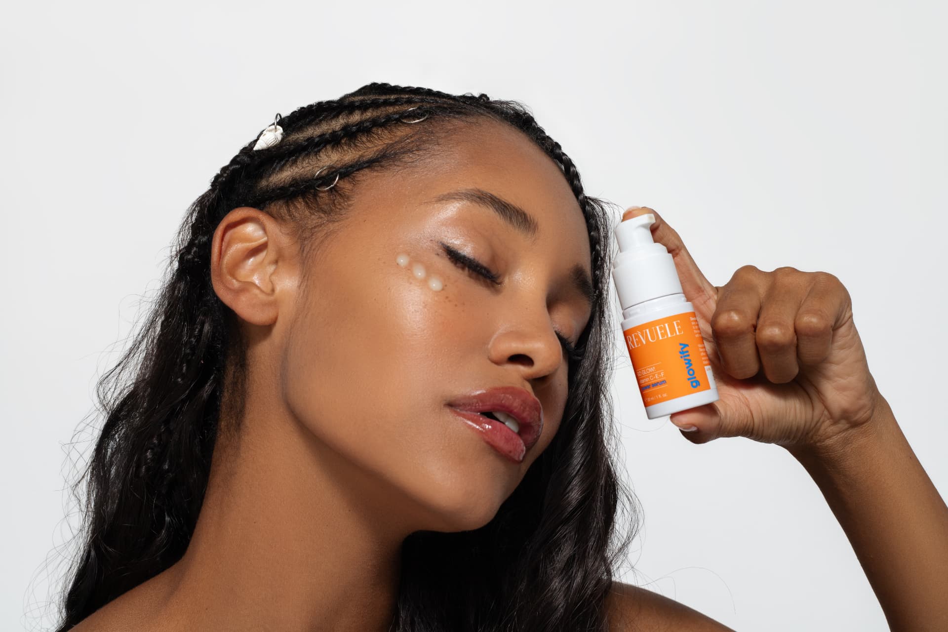 POWER SERUMS Go Glow! Power Serum Vitamin C + E + F — packshot in use