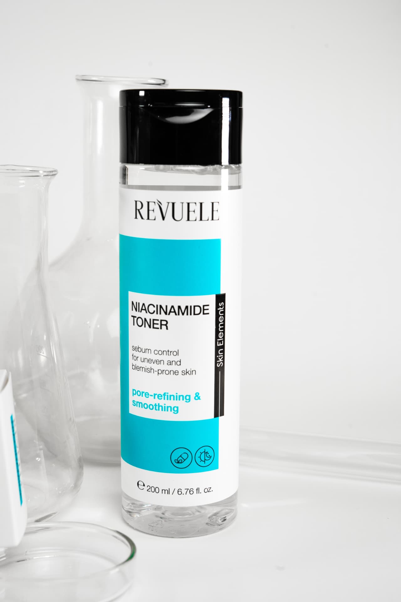 NIACINAMIDE Toner — packshot in use