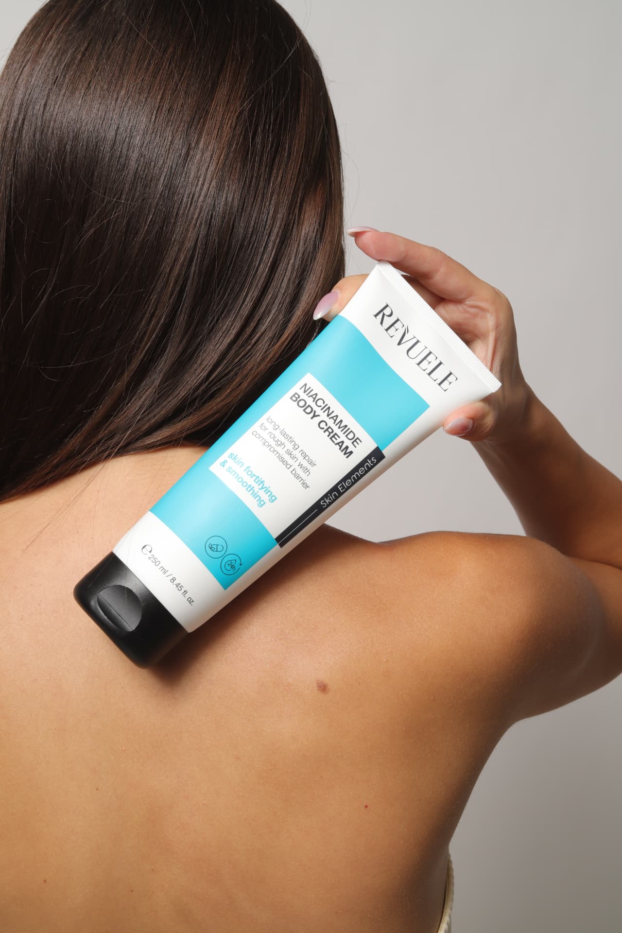 BODY CREAMS Niacinamide — packshot in use