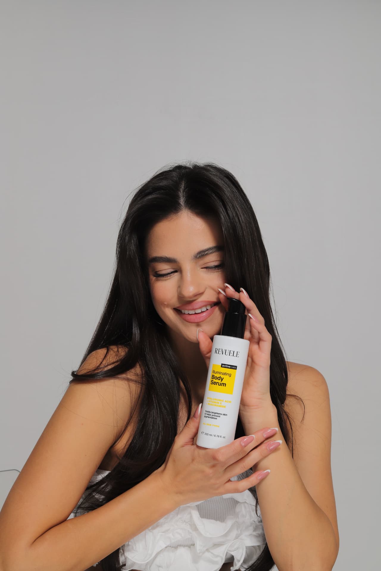 BODY SERUMS Illuminating — packshot in use