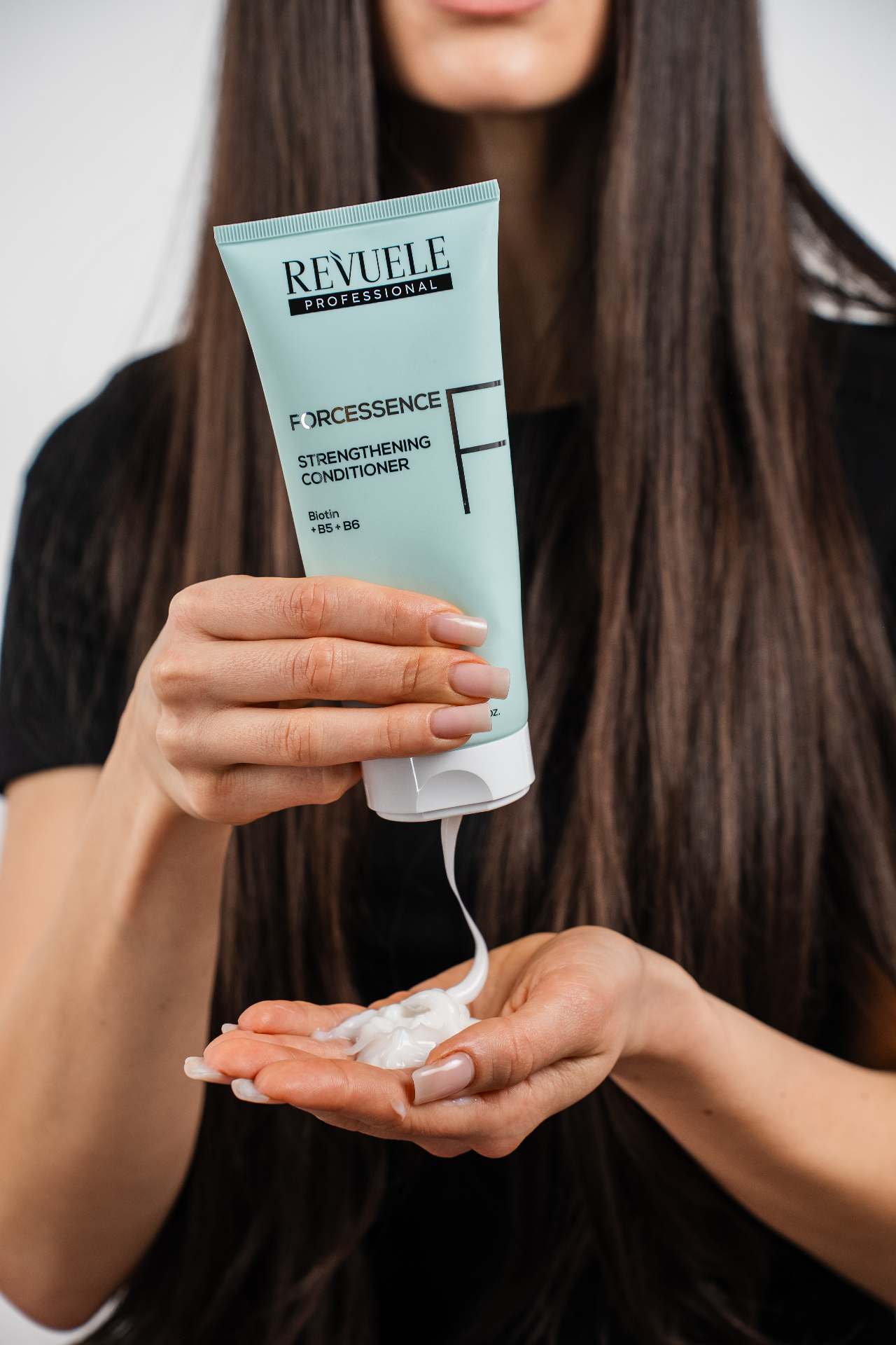 PROFESSIONAL FORCESSENCE Strengthening Conditioner — packshot in use