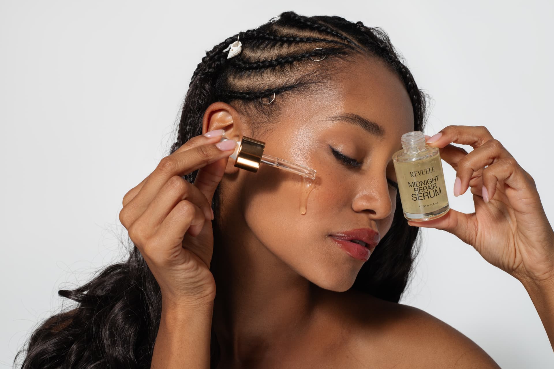 WONDER MIDNIGHT REPAIR Serum — packshot in use