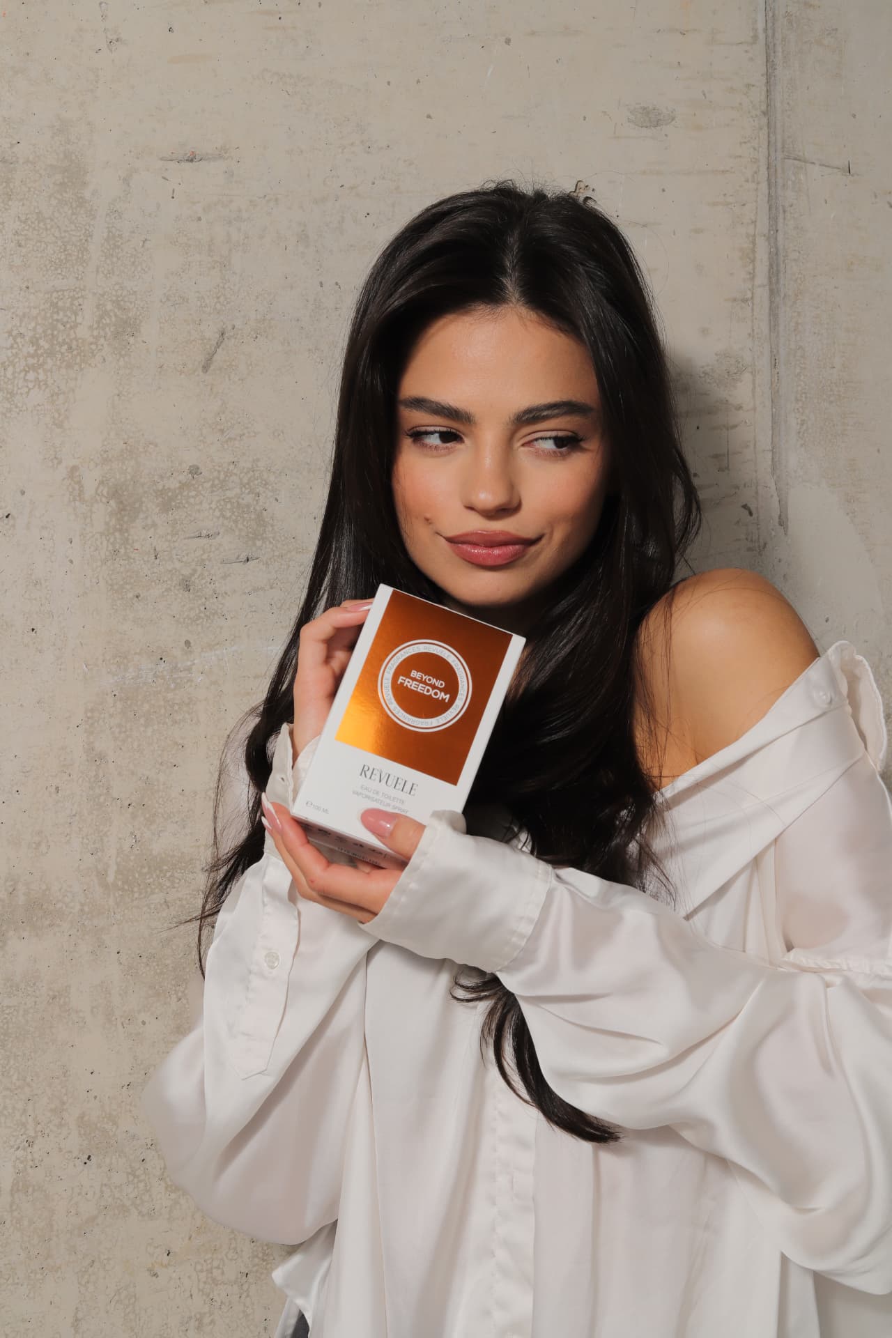 EAU DE TOILETTE WOMEN REVUELE Beyond Freedom Eau de Toilette — packshot in use