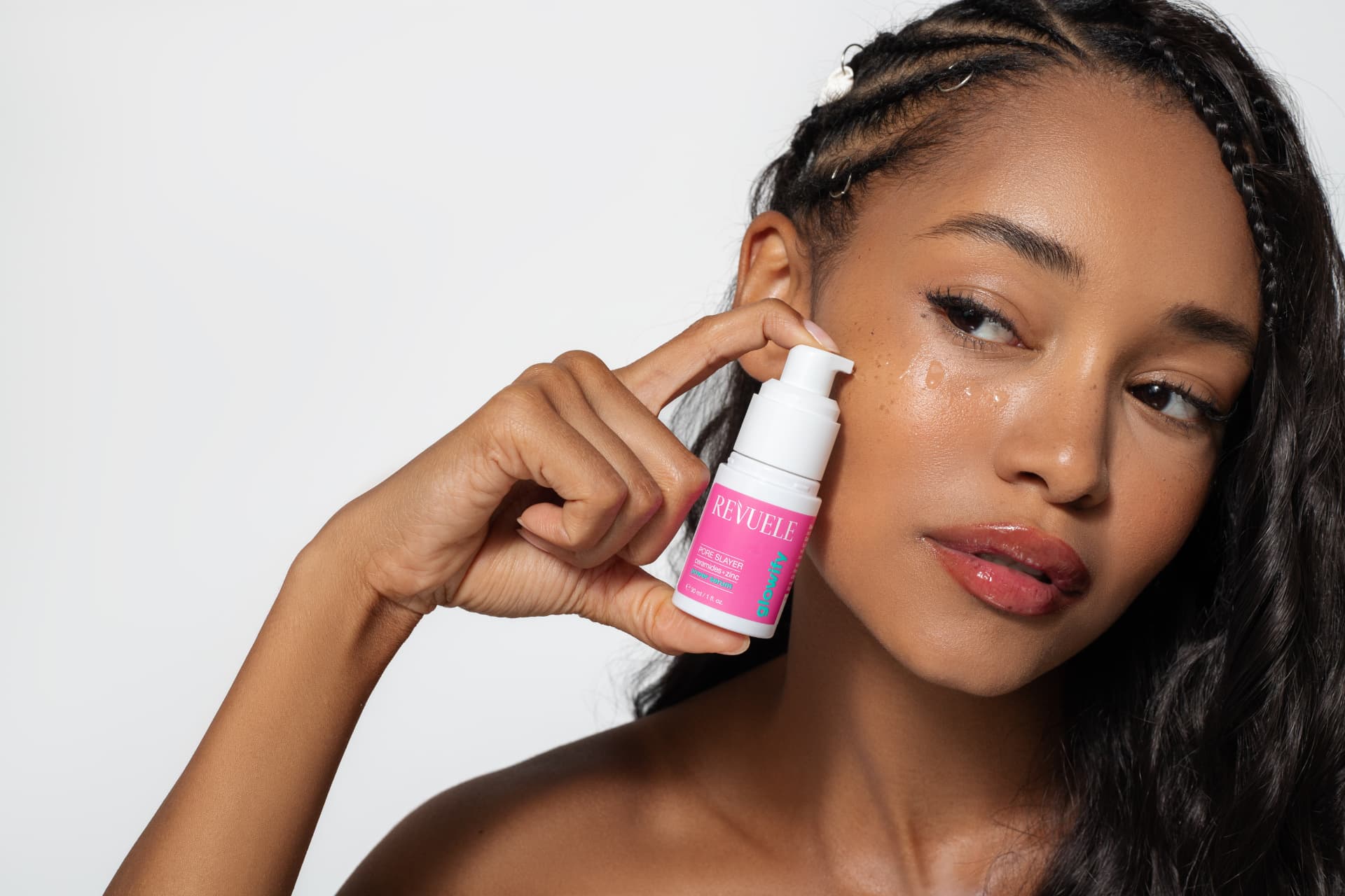 POWER SERUMS Pore Slayer Power Serum Ceramides + Zinc — packshot in use