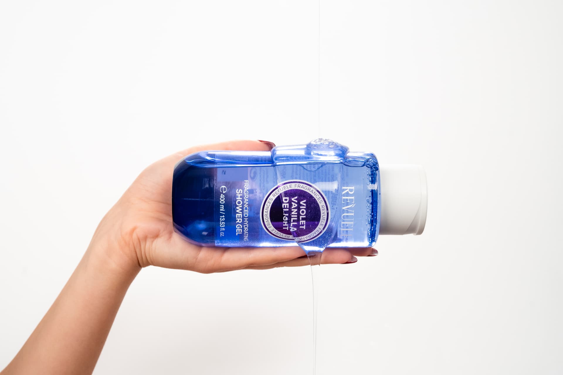 VIOLET VANILLA DELIGHT Fragranced Hydrating Shower Gel Violet Vanilla Delight — packshot in use