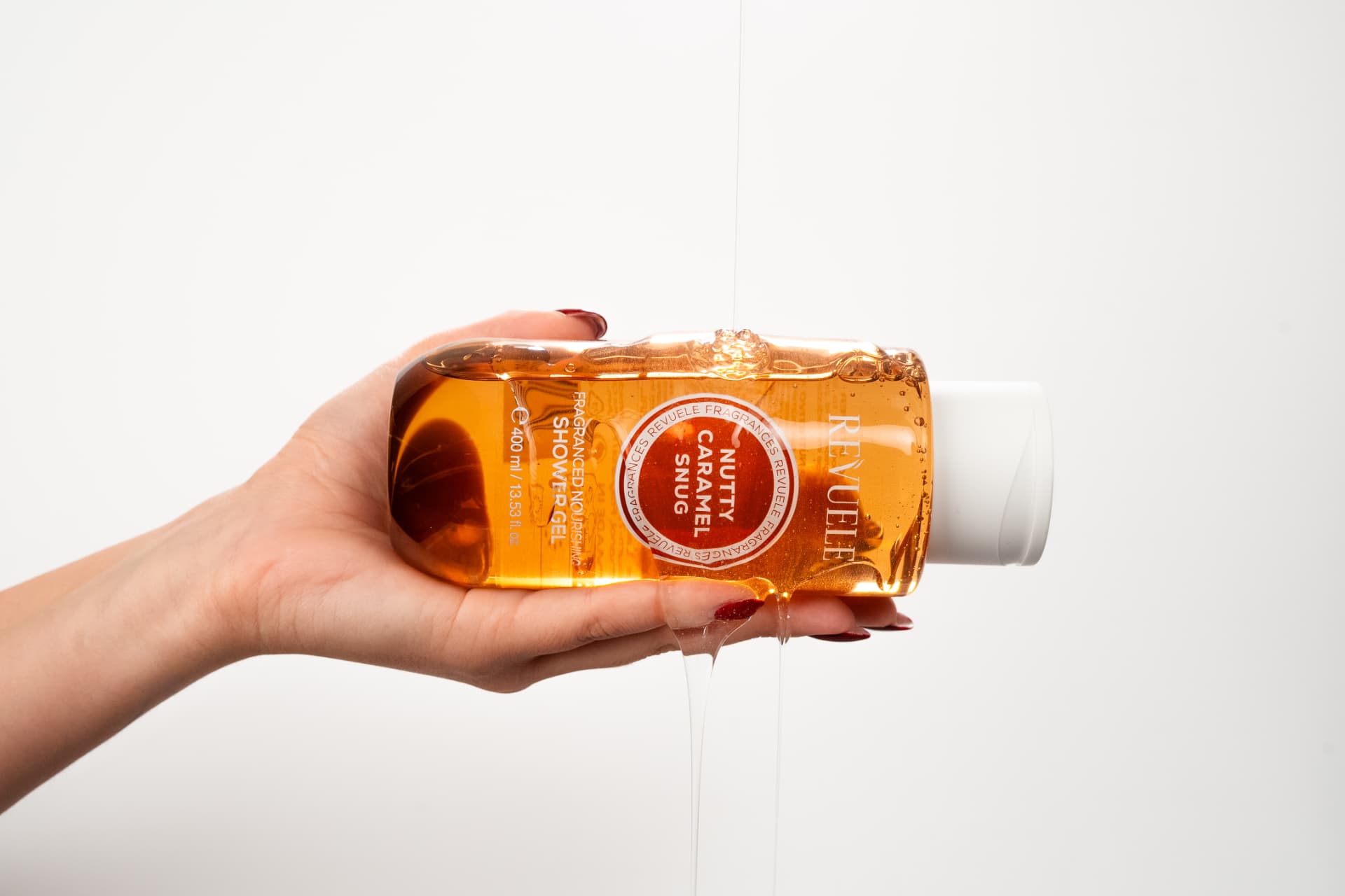 NUTTY CARAMEL SNUG Fragranced Nourishing Shower Gel Nutty Caramel Snug — packshot in use