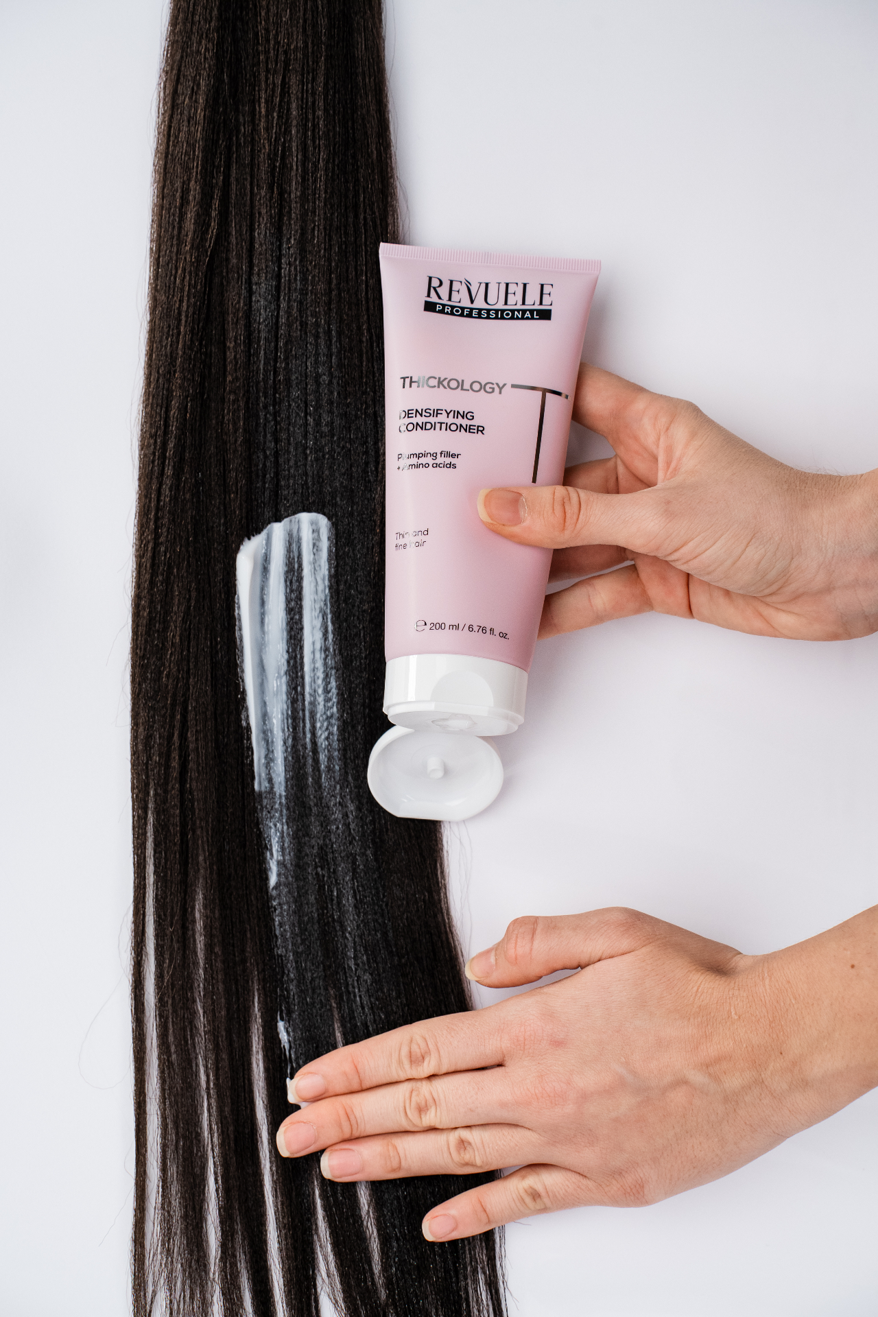 PROFESSIONAL THICKOLOGY Densifying Conditioner — packshot in use