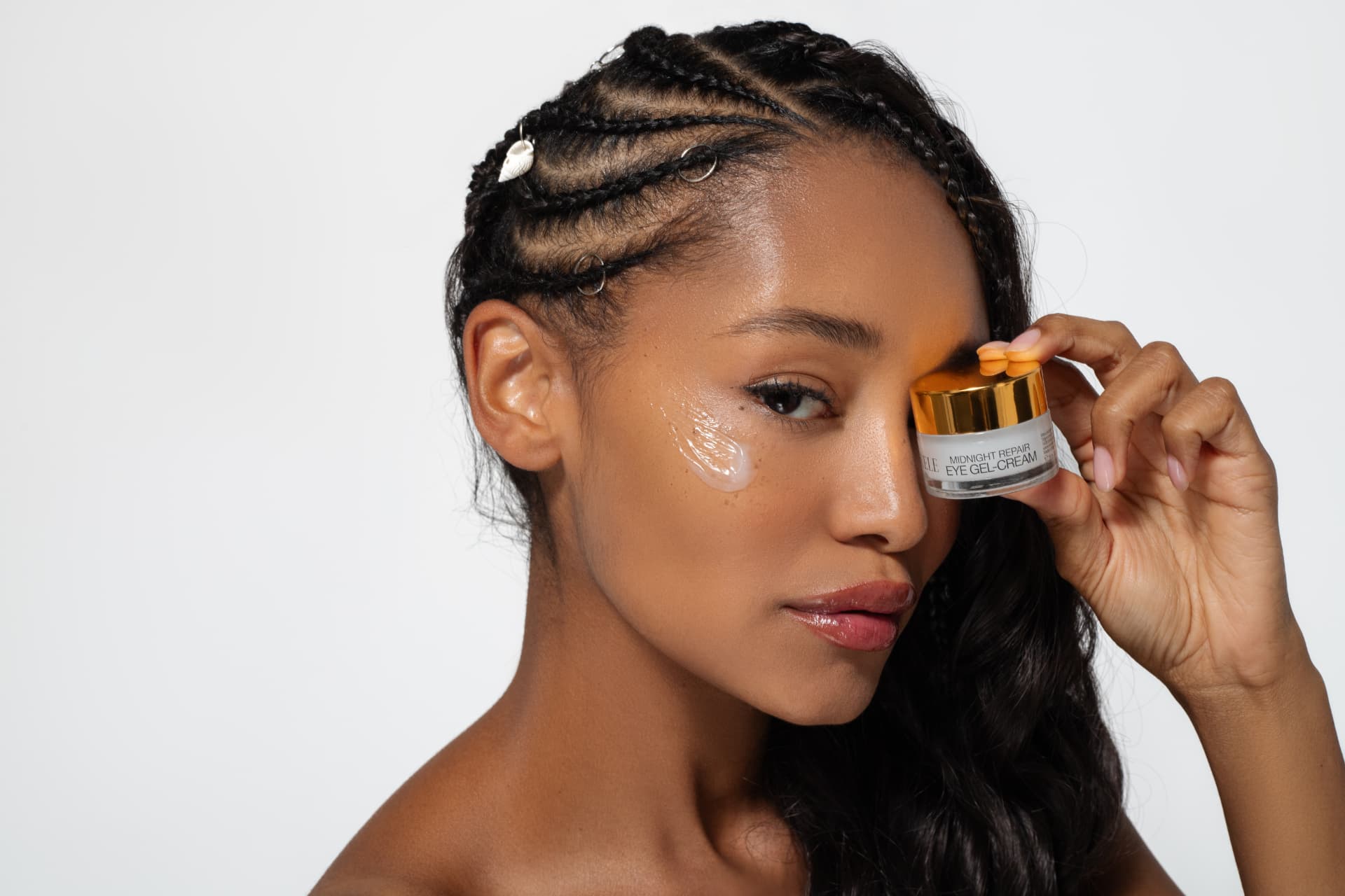 WONDER MIDNIGHT REPAIR Eye Gel-Cream — packshot in use