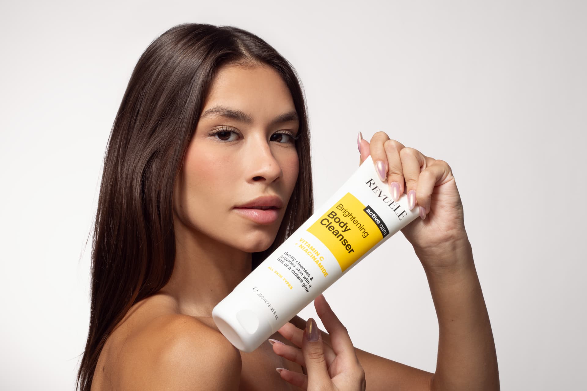 BODY CLEANSERS Brightening — packshot in use