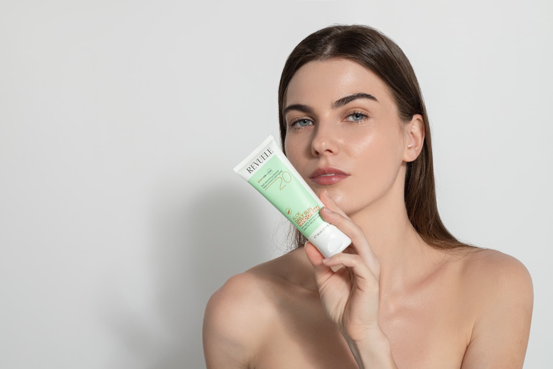 DAILY SUN HAND CREAMS SPF 20 Aloe Daily Sun Hand Cream SPF 20 — packshot in use