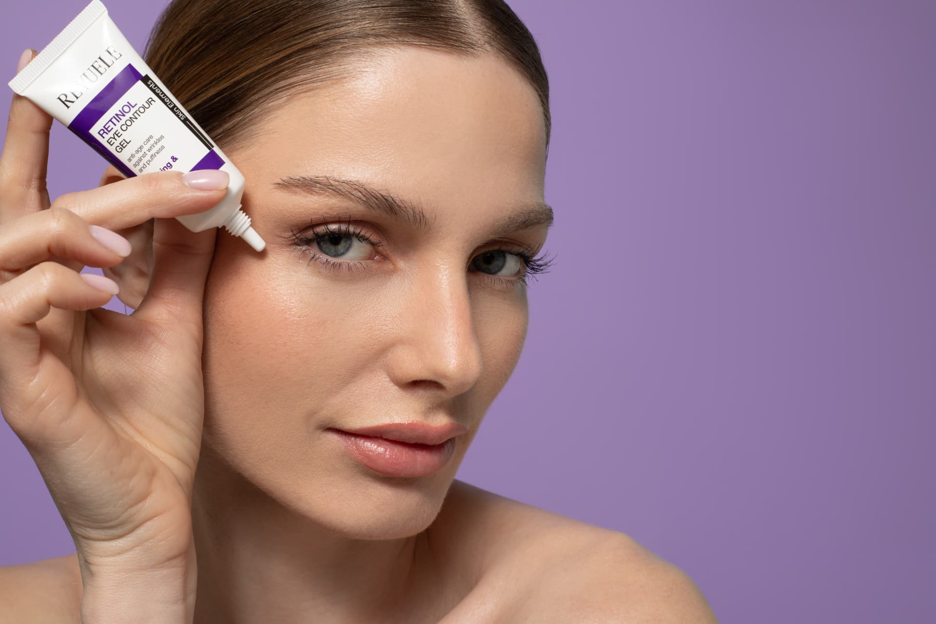 RETINOL Eye Contour Gel — packshot in use