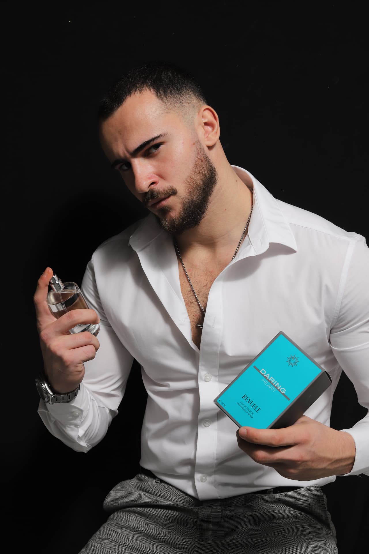 EAU DE TOILETTE MEN REVUELE Daring Heart Eau de Toilette — packshot in use