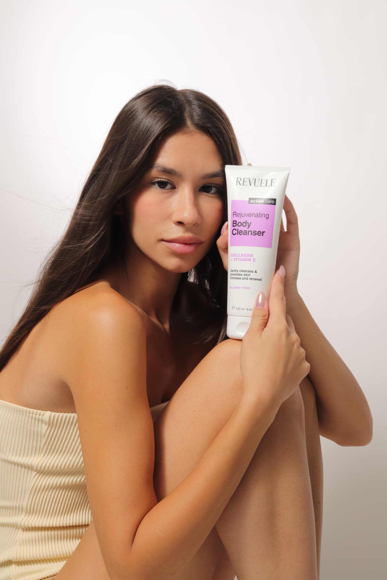 BODY CLEANSERS Rejuvenating — packshot in use