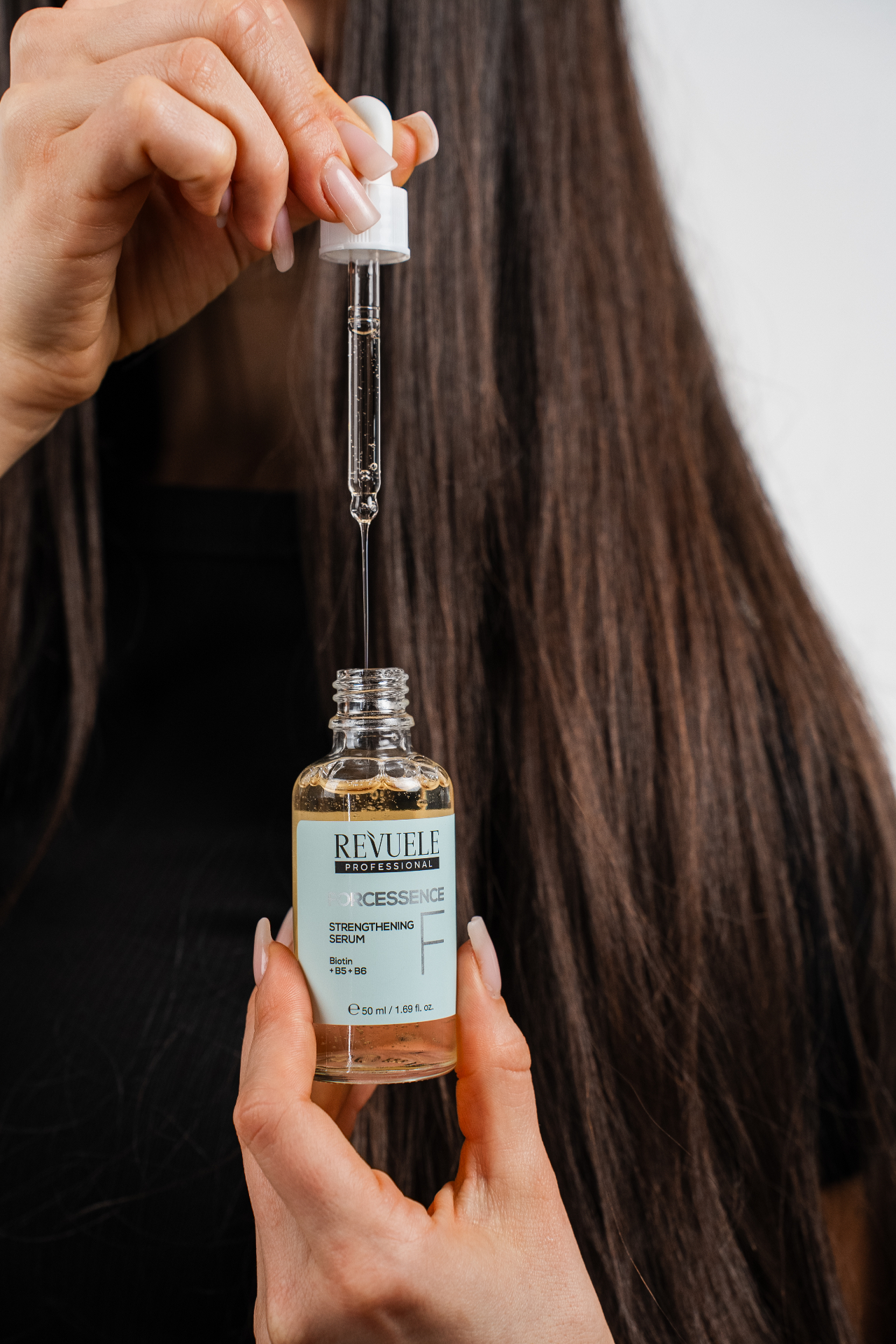 PROFESSIONAL FORCESSENCE Strengthening Serum — packshot in use