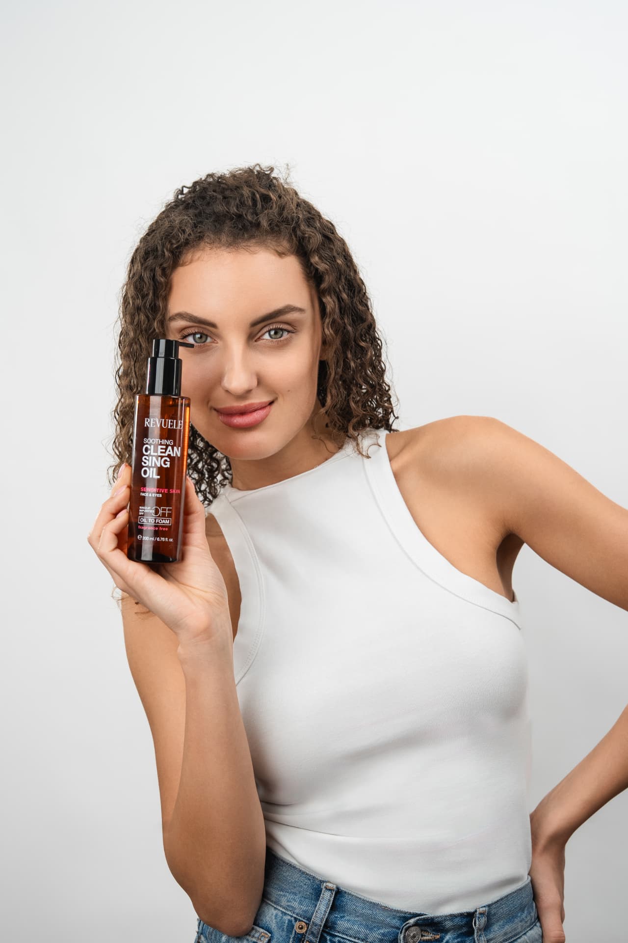 CLEANSING OIL Soothing — packshot in use