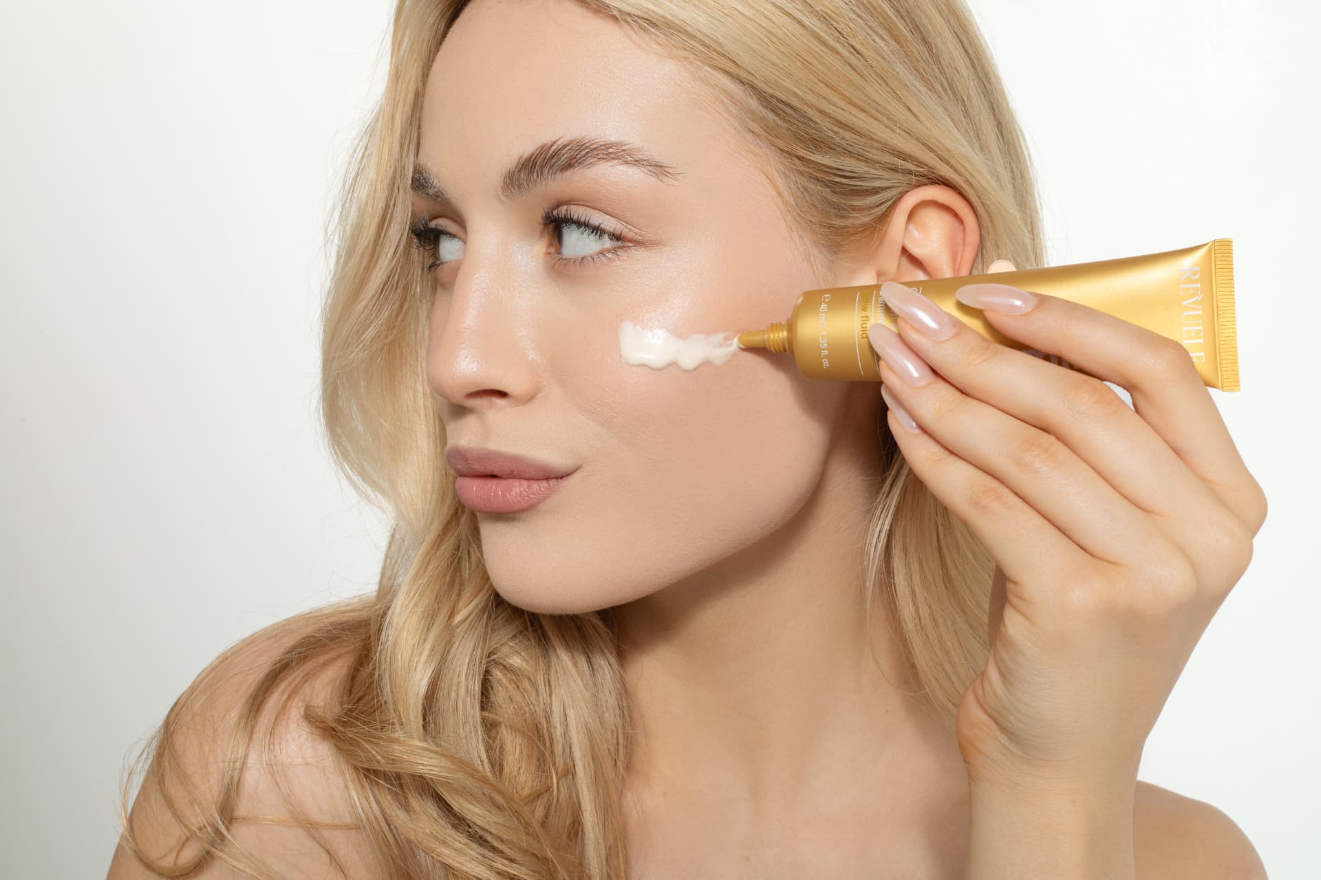 GLOW FLUIDS Gold & Bold — packshot in use